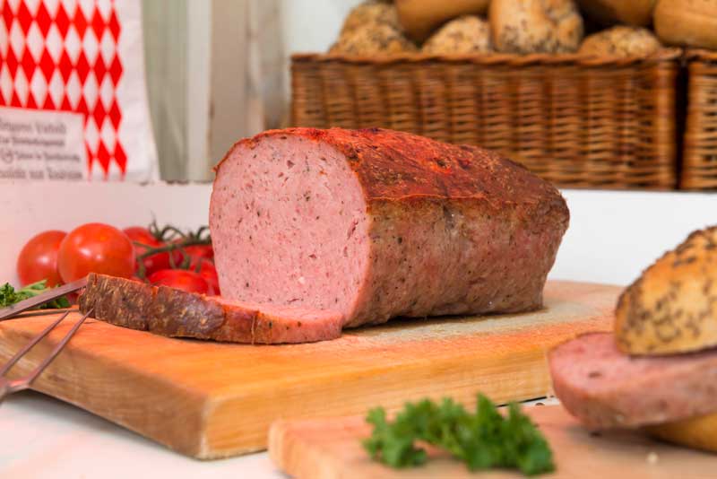 Ein großes Stück Leberkäse aufgeschnitten