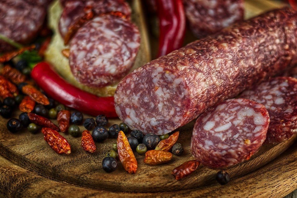 Grobe Chilisalami aus unserer Genussmanufaktur wird mit echtem Chili verfeinert und leicht angeräuchert