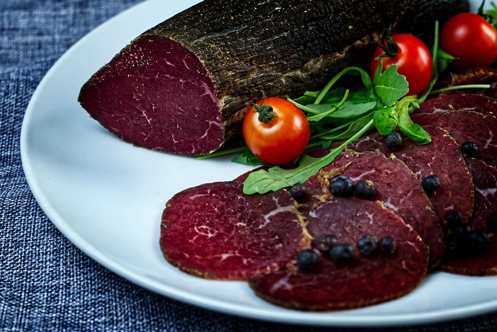 Zwetschgenbames in feinen Scheiben auf einem Teller