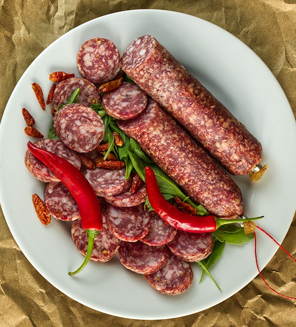 Grobe Chilisalami auf einem Teller serviert