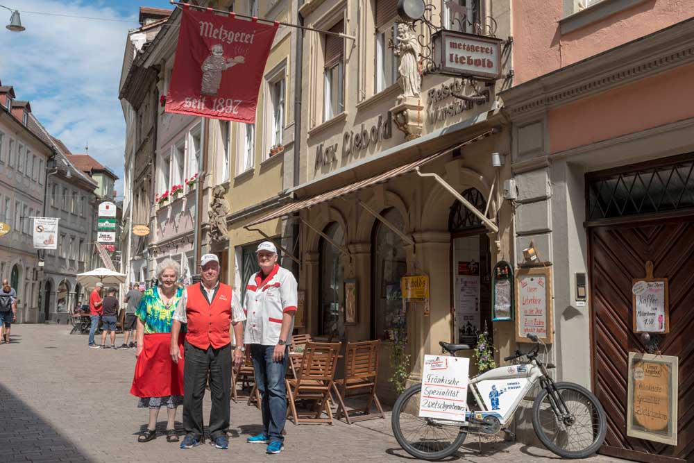 Metzgerei Liebold in der Sandstraße Bamberg. Familie Liebold vor Ihrer Metzgerei
